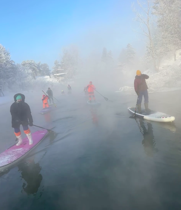 Фото Новосибирцы устроили массовый заплыв на сапах в мороз –26 градусов: 20 леденящих кадров 15